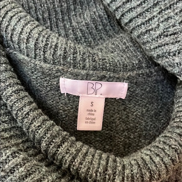 Green turtle neck sweater - Picture 3 of 4